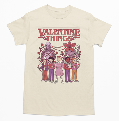 Playera unisex ilustración de Strange things disponible en 4 colores de playera.