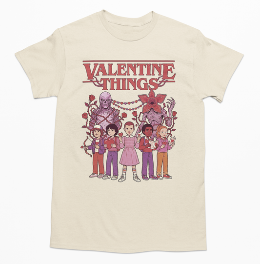 Playera unisex ilustración de Strange things disponible en 4 colores de playera.