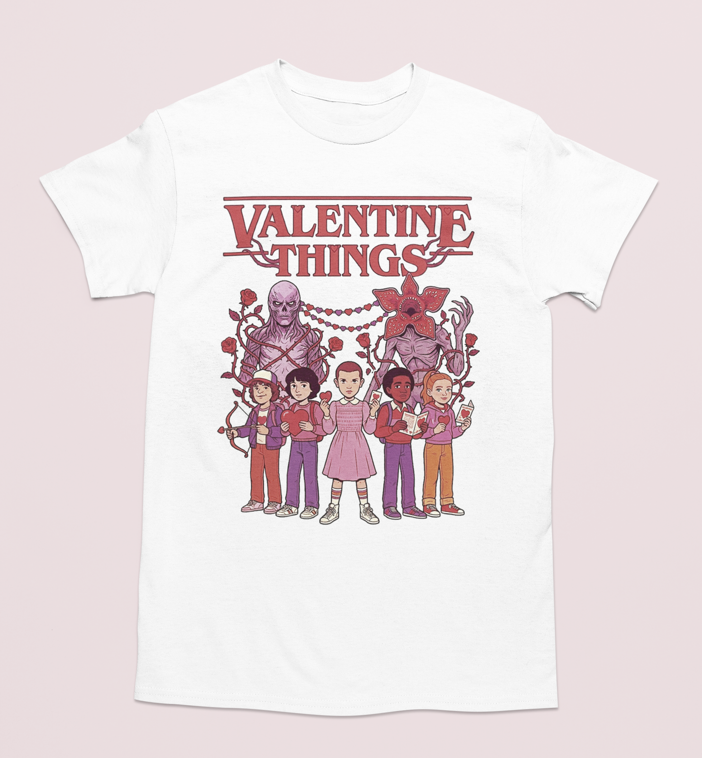 Playera unisex ilustración de Strange things disponible en 4 colores de playera.