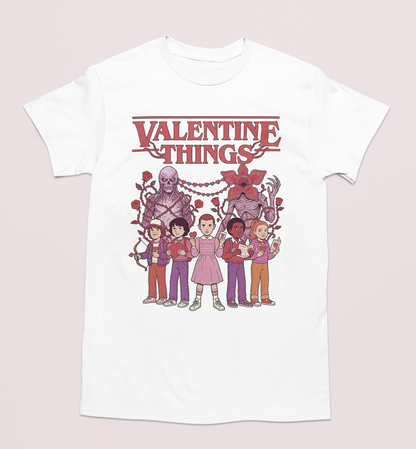 Playera unisex ilustración de Strange things disponible en 4 colores de playera.