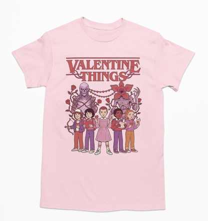 Playera unisex ilustración de Strange things disponible en 4 colores de playera.